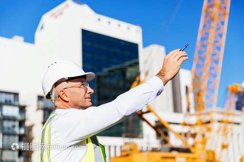 建筑工地的工程师建设者建筑工程师施工场景穿着安全背心