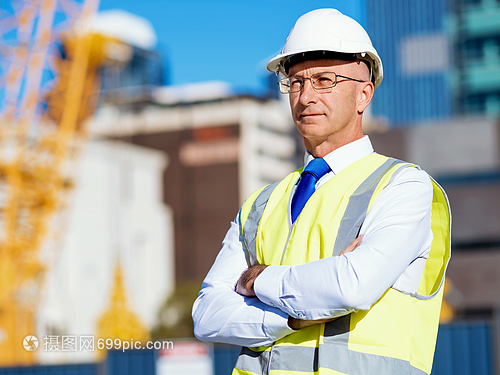 建筑工地的工程师建设者建筑工程师施工场景穿着安全背心